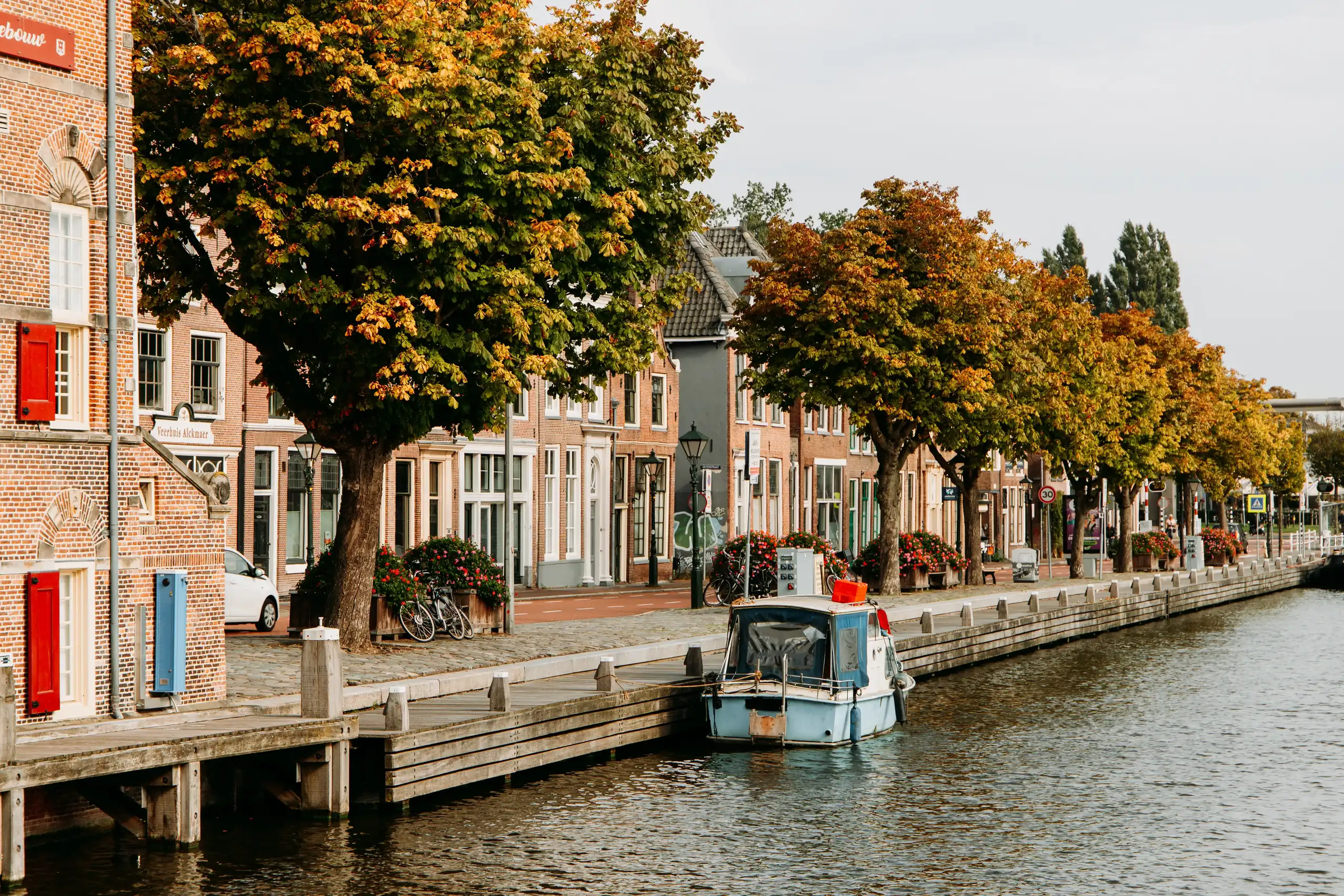 Ligplaats in Alkmaar met de accijnstoren naast de haven